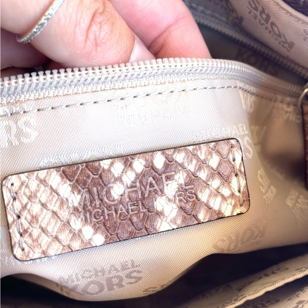 👜 Michael Kors Fulton Medium Top Zip Shoulder Bag Embossed Leather in Dark Sand - Picture 8 of 15